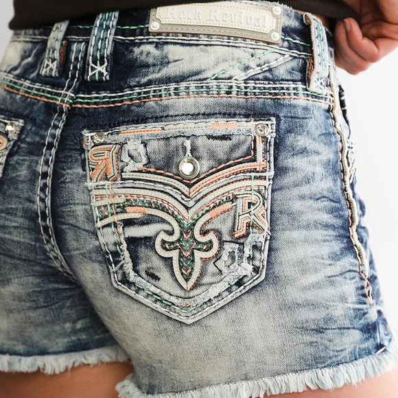 ❤️ROCK REVIVAL❤️ MAE EASY STRETCH EMBROIDERED EMBELLISHED SHORTS SIZE 28 - Picture 3 of 11